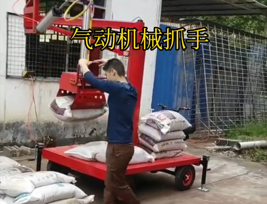 碧江区机械抓手青储搬运机碧江区本地机械抓手操作方便吗装卸水泥神器饲料抓袋机碧江区水泥抓手